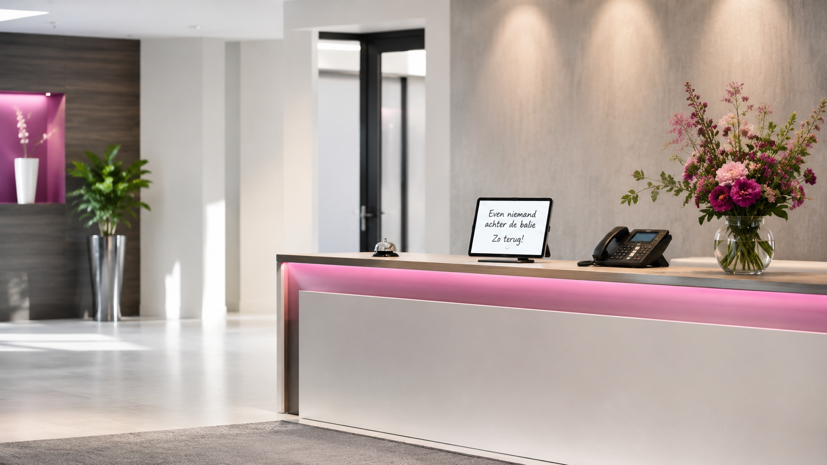 Lege moderne receptiebalie met roze accenten en een vriendelijke 404-melding
