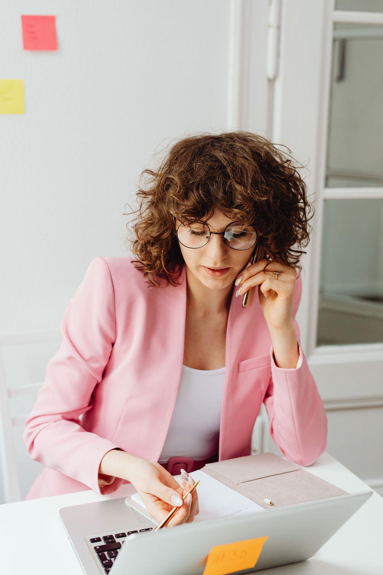 Professionele receptioniste op afroep bij een moderne receptie